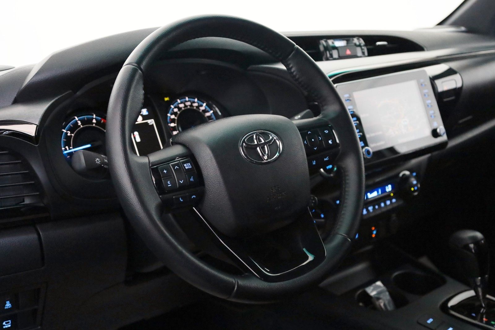 Fahrzeugabbildung Toyota Hilux 2.8 D-4D Invincible, CarPlay, HardTop, AHK