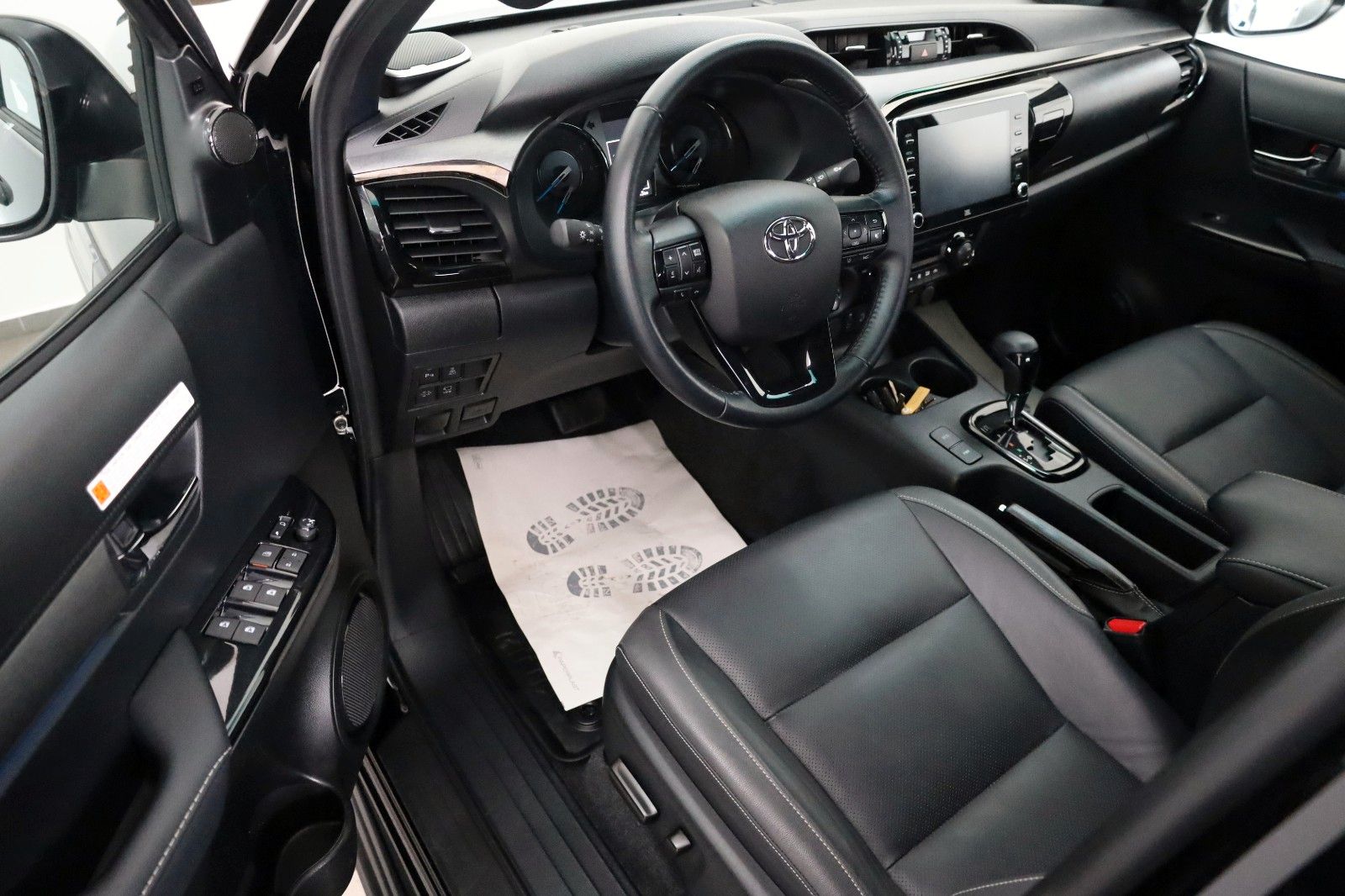 Fahrzeugabbildung Toyota Hilux 2.8 D-4D Invincible, Rollbügel, Rollo, AHK