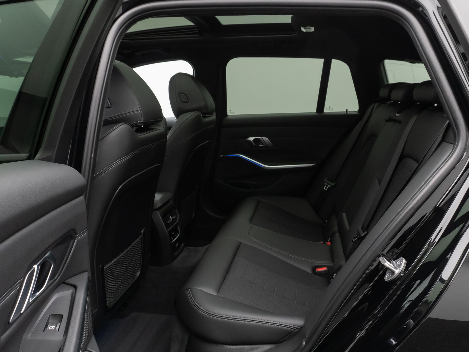 Fahrzeugabbildung BMW 320d Sport Line Panorama Laser HUD DAB HiFi AHK