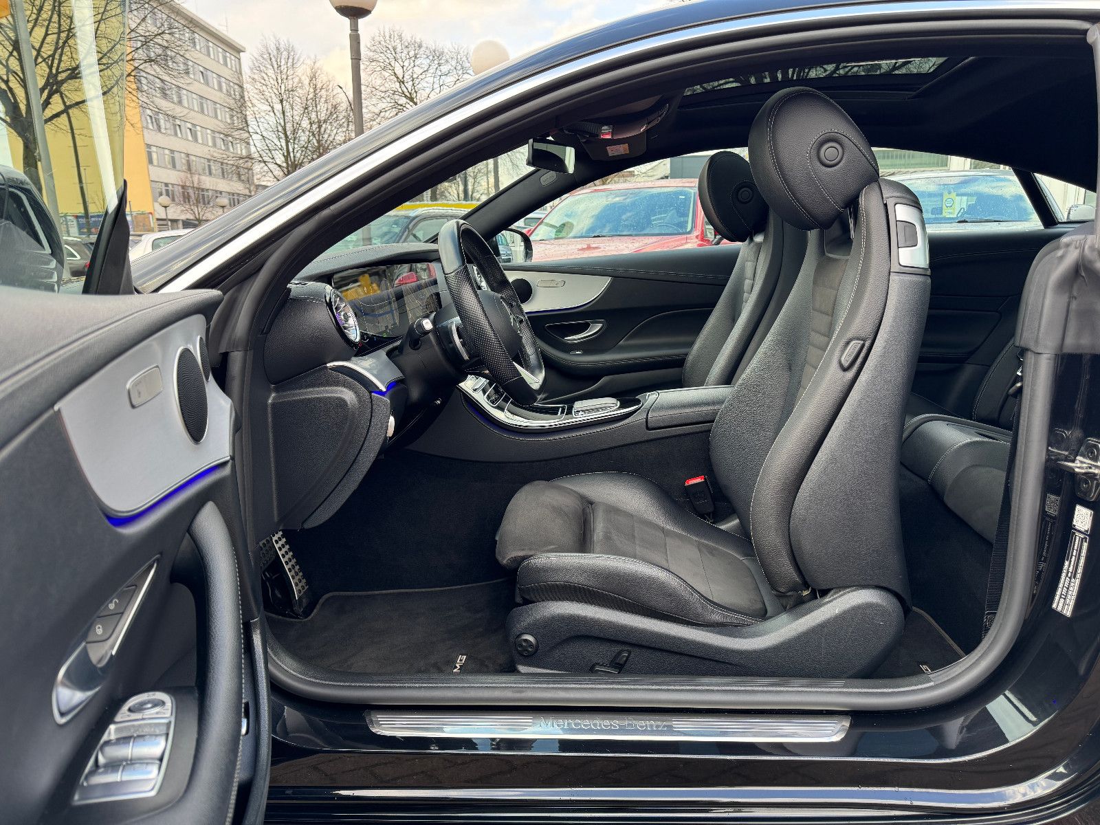 Fahrzeugabbildung Mercedes-Benz E 300 Coupe 9G 2X AMG LINE PANORAMA MBUX 20 ZOLL