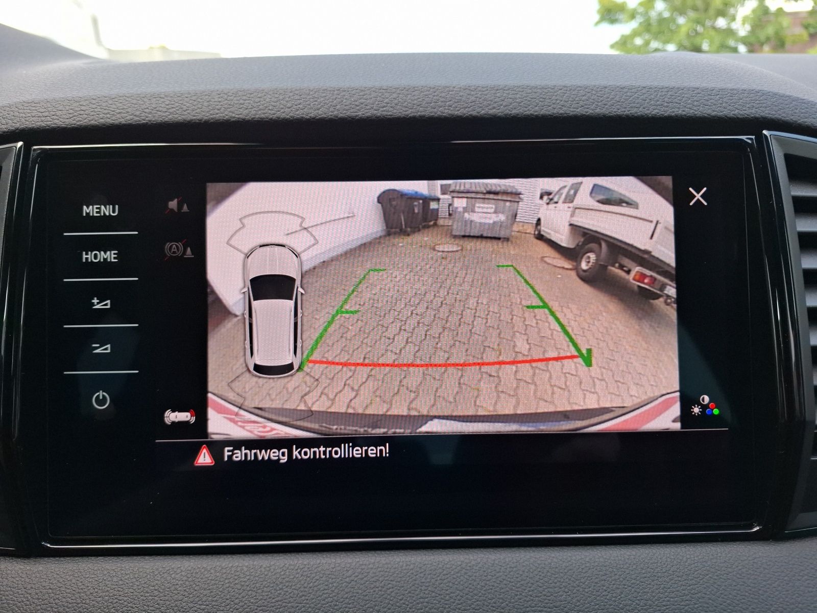 Fahrzeugabbildung SKODA Karoq TSI Sportline DSG 4x4 LED AHK Navi PANO AC