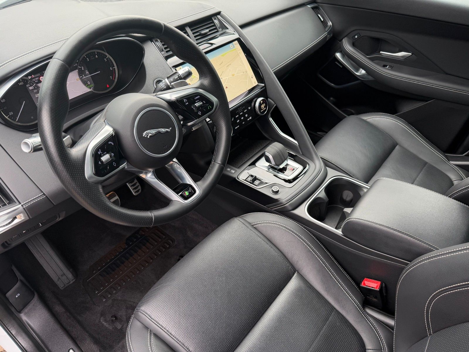 Jaguar E-PACE P300e R-DYNAMIC SE*PANO*BLACKPACK*SoH 97% imagem 3