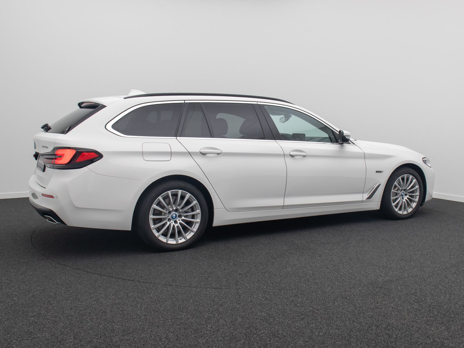 Fahrzeugabbildung BMW 530e HUD DAB Alarm Panorama HiFi Sport Leder