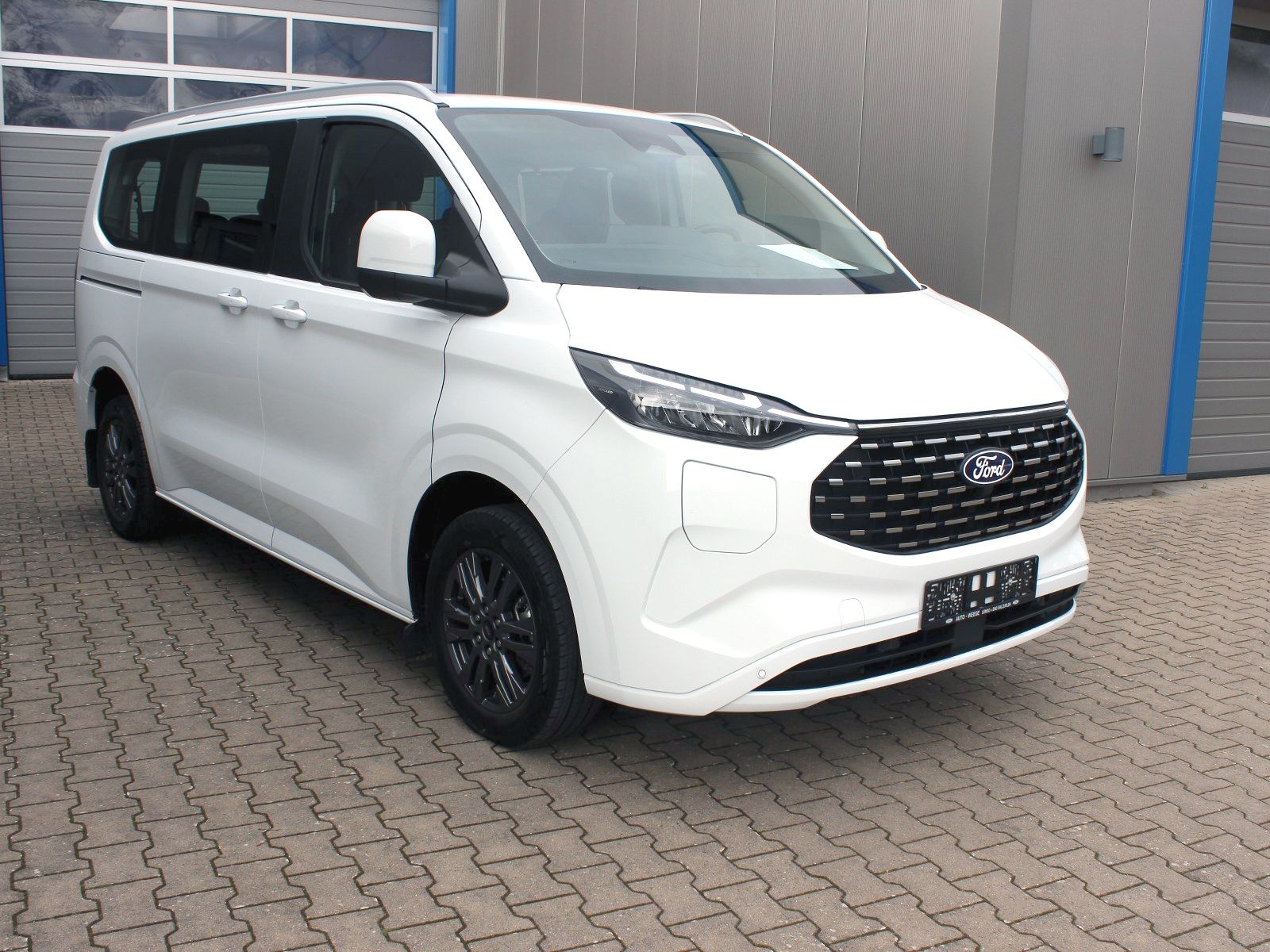 Fahrzeugabbildung Ford Tourneo Custom Plug-in Hybrid 340 L1 Titanium