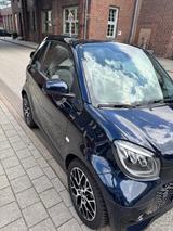 Smart ForTwo cabrio 60kW EQ in sapphire blue metallic - mit Elektro-Antrieb: Metallic