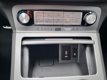 Fahrzeugabbildung Hyundai KONA Elektro ADVANTAGE 100kw NAVI Wärmepumpe
