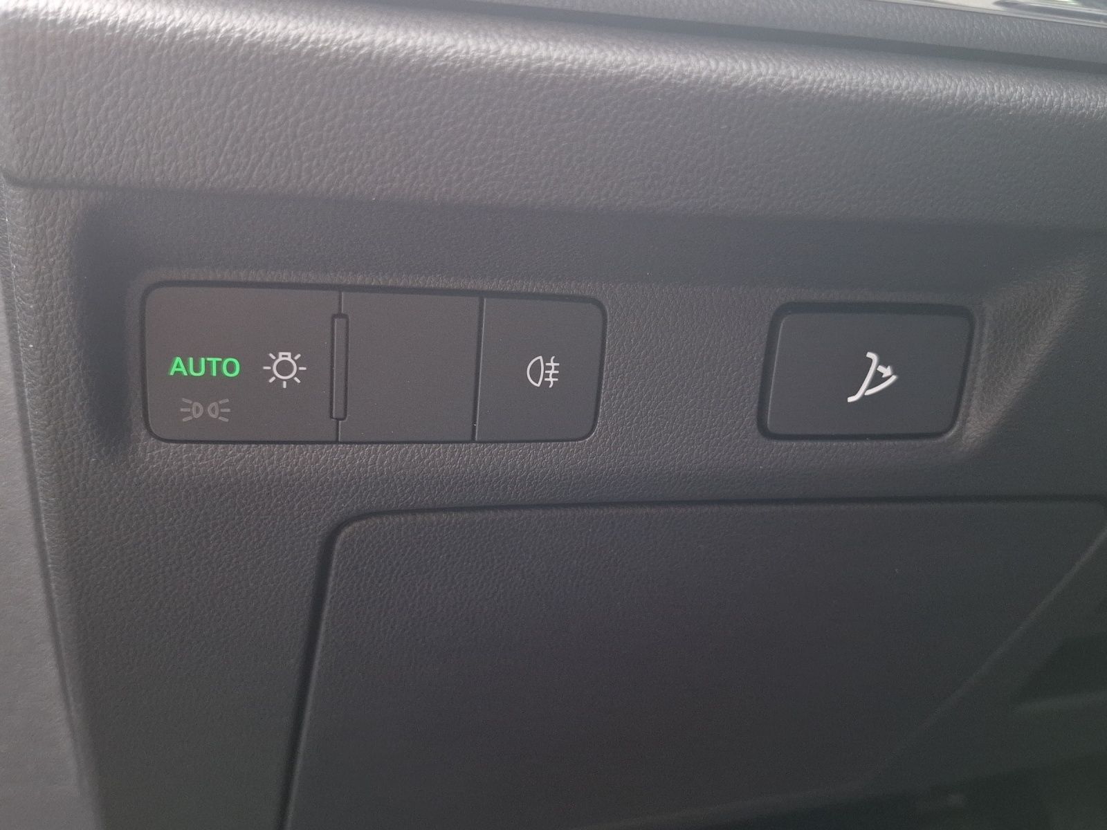 Fahrzeugabbildung SKODA Enyaq 60 Loft LED AHK Navi ACC PDC