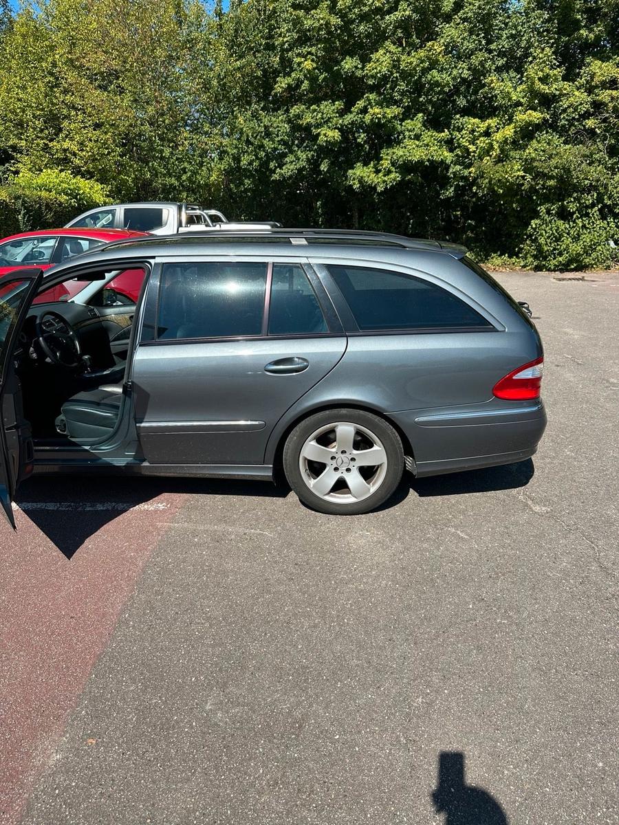 Mercedes-Benz E320 2005 — engine 219 HP (161kW)