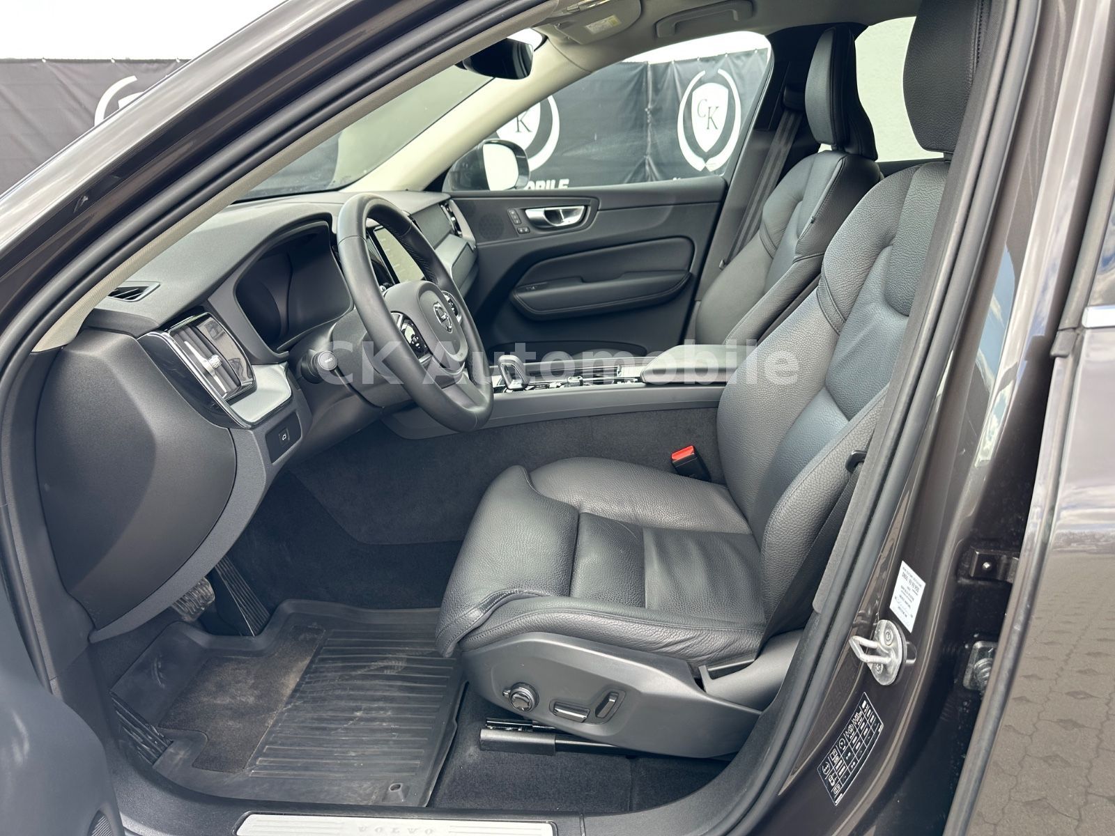 Fahrzeugabbildung Volvo XC60 B4 Plus Bright 2WD/Navi/Leder/Kam/LED/AHK