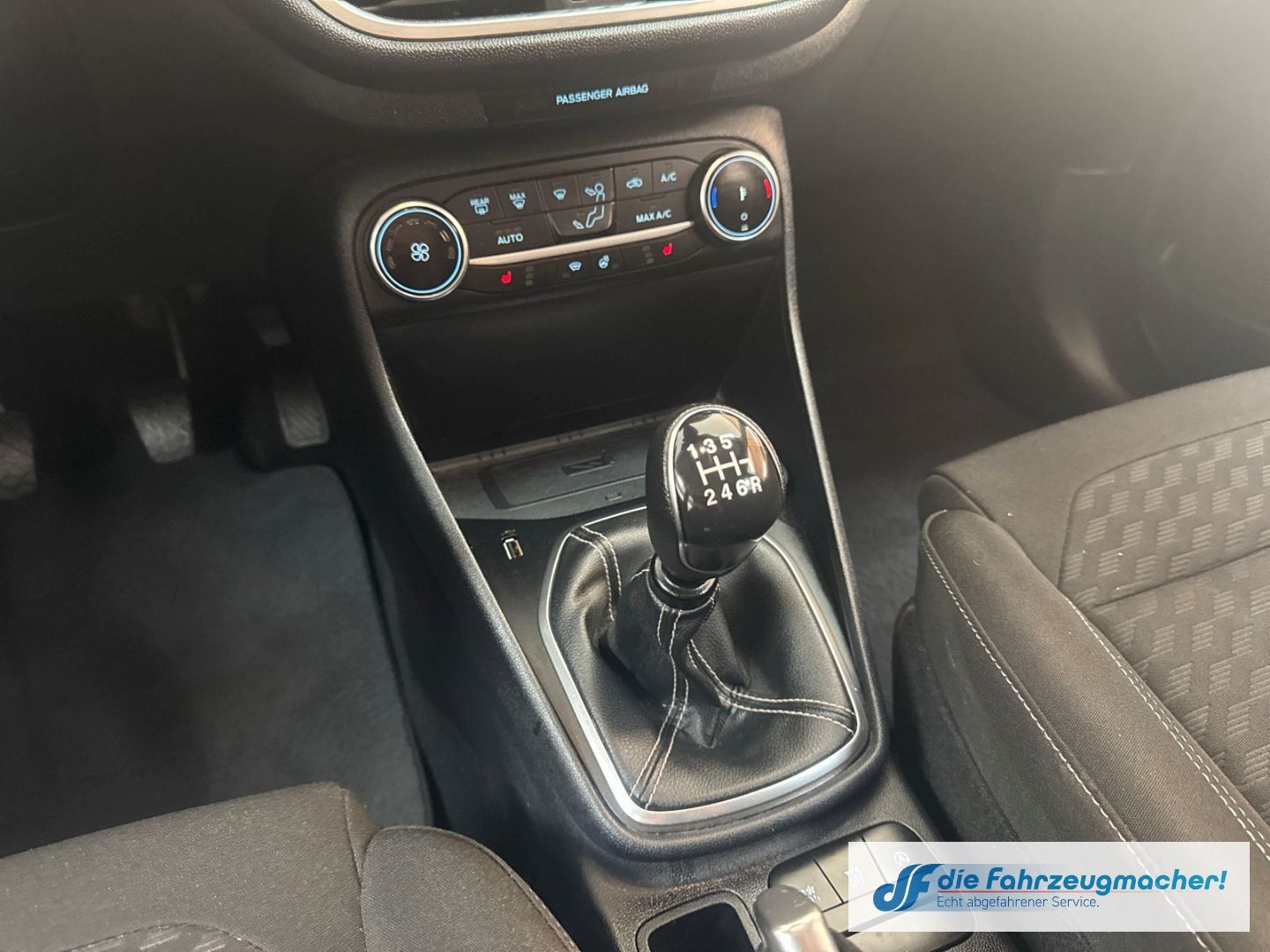 Fahrzeugabbildung Ford Fiesta Titanium Navi LED Blendfreies Fernl. Kurv