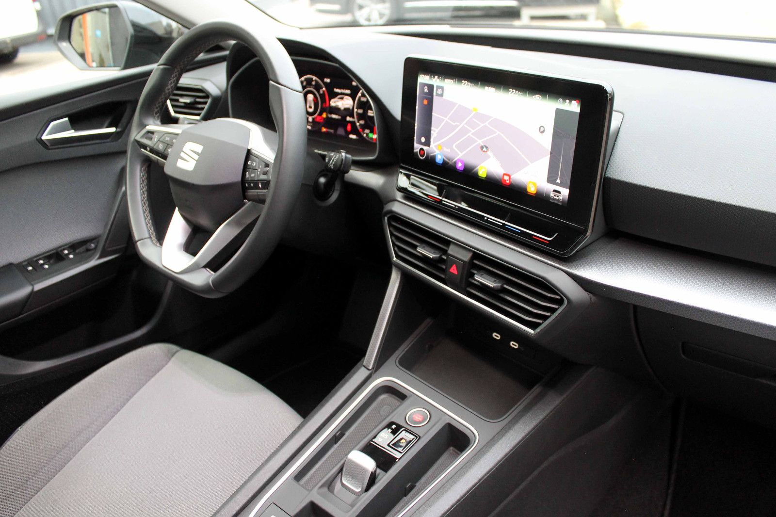 Fahrzeugabbildung SEAT Leon 2.0TDI DSG Sportstourer Style LED ACC KAM