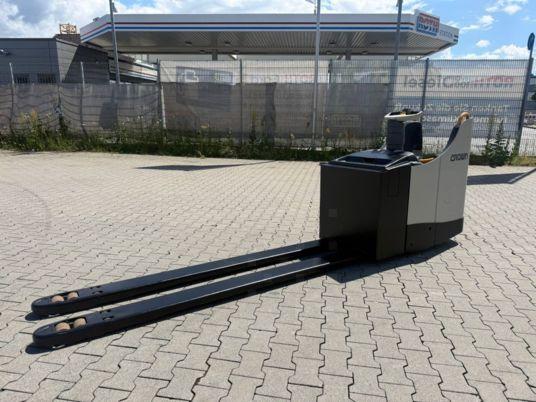 Crown WT 3040 Baujahr 2017/ Stunden 3274 Forks 2400