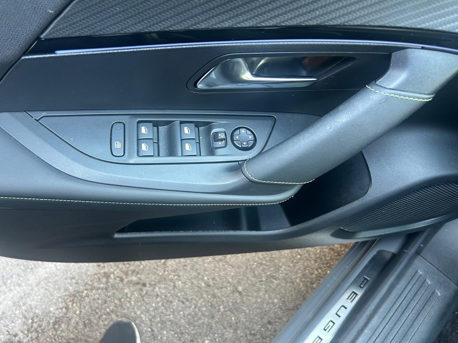 Peugeot 2008 1.2 Hybrid 145 e-DSC6 GT Navi PDC Schiebed.