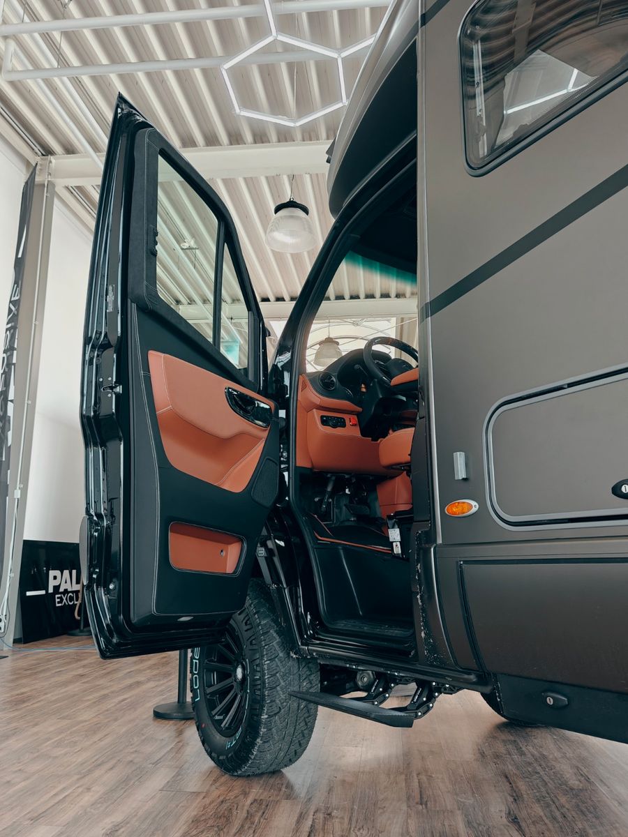 Fahrzeugabbildung HYMER / ERIBA / HYMERCAR ML - T 580 4x4² RSX - SANSIBAR® LTD. PTS PANTONE
