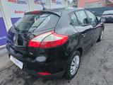 Renault Megane III Lim. Paris*NavI*Klimaaut*Sitzhzg*PDC* - Renault Megane Paris mit Benzin-Antrieb