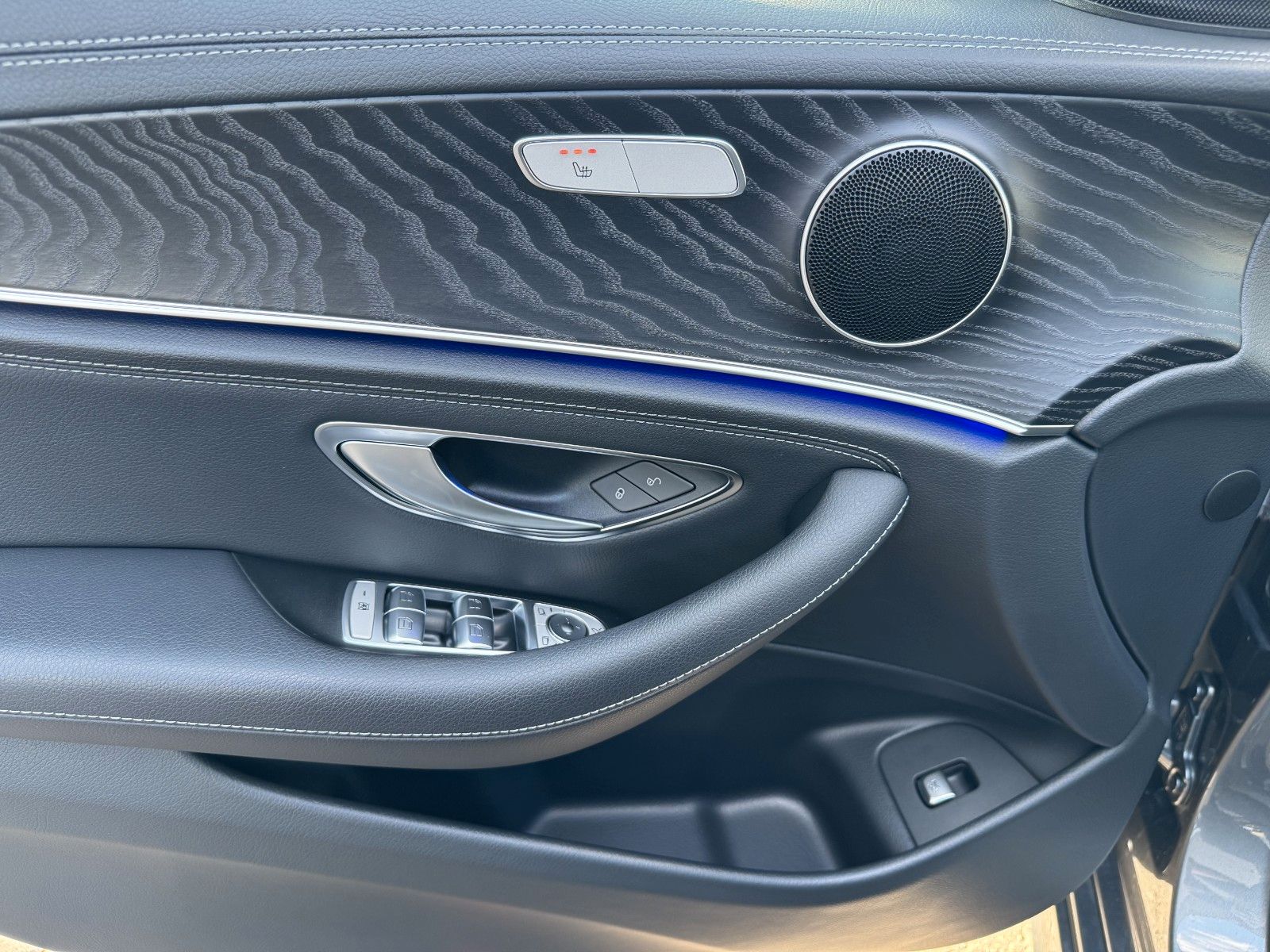 Fahrzeugabbildung Mercedes-Benz E 220d AMG+Pano+MultiBeam+Ambiente+TotW+360