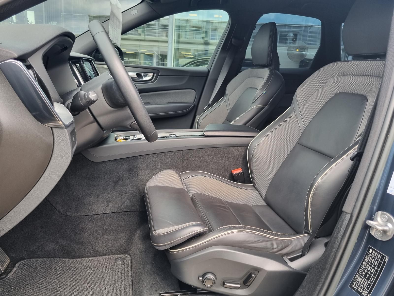 Fahrzeugabbildung Volvo XC60 B4 Diesel AWD Plus Dark 'AHK'