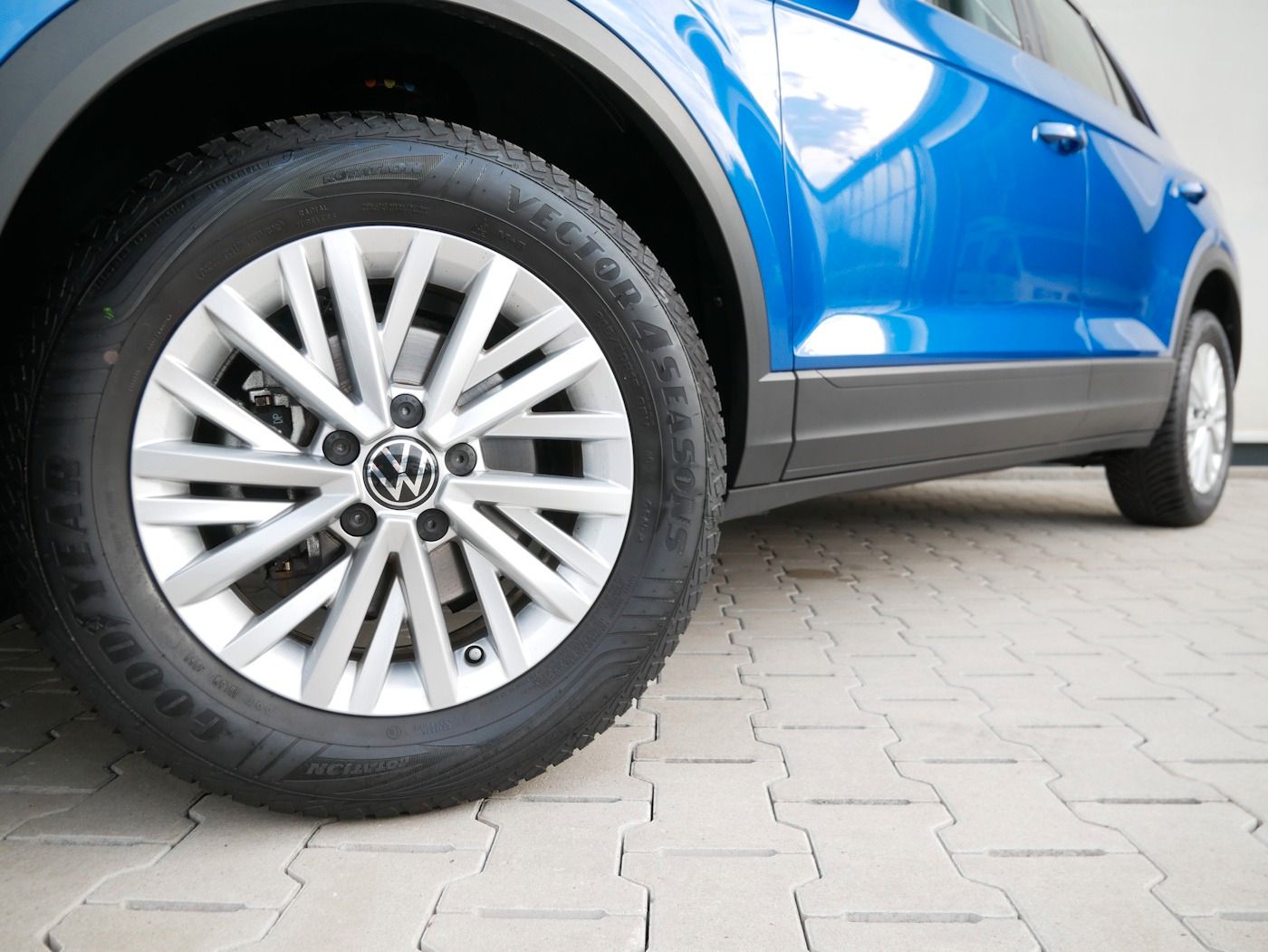 Fahrzeugabbildung Volkswagen T-Roc 1.0 Life NEU36T Standheiz SHZ LED NAVI ALU