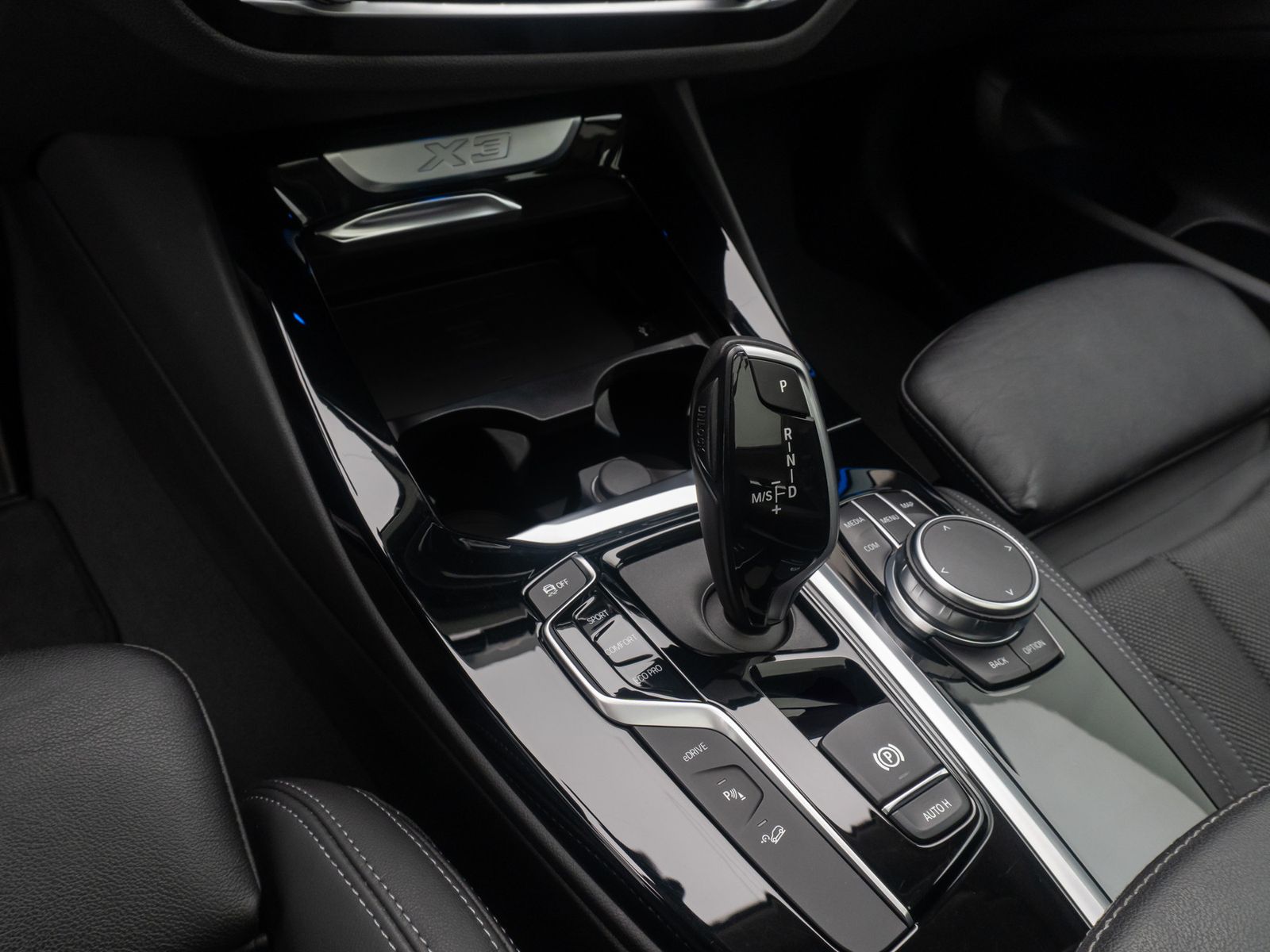 Fahrzeugabbildung BMW X3 xD30e xLine DAB Kamera AHK Alarm Panorama H/K