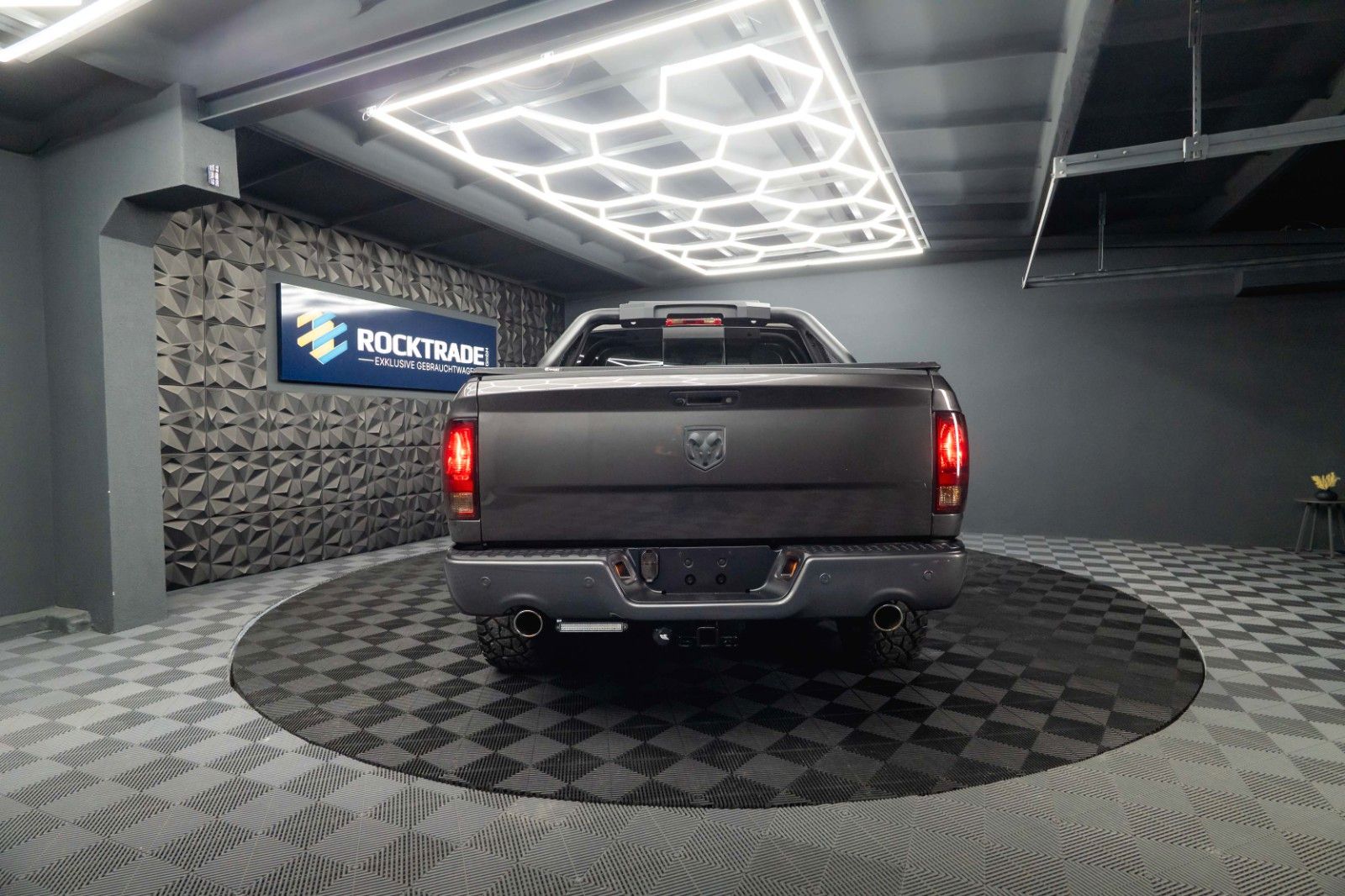 Fahrzeugabbildung Dodge RAM 5.7 V8 HEMI 4x4 OFFROAD Night-Paket *LED*