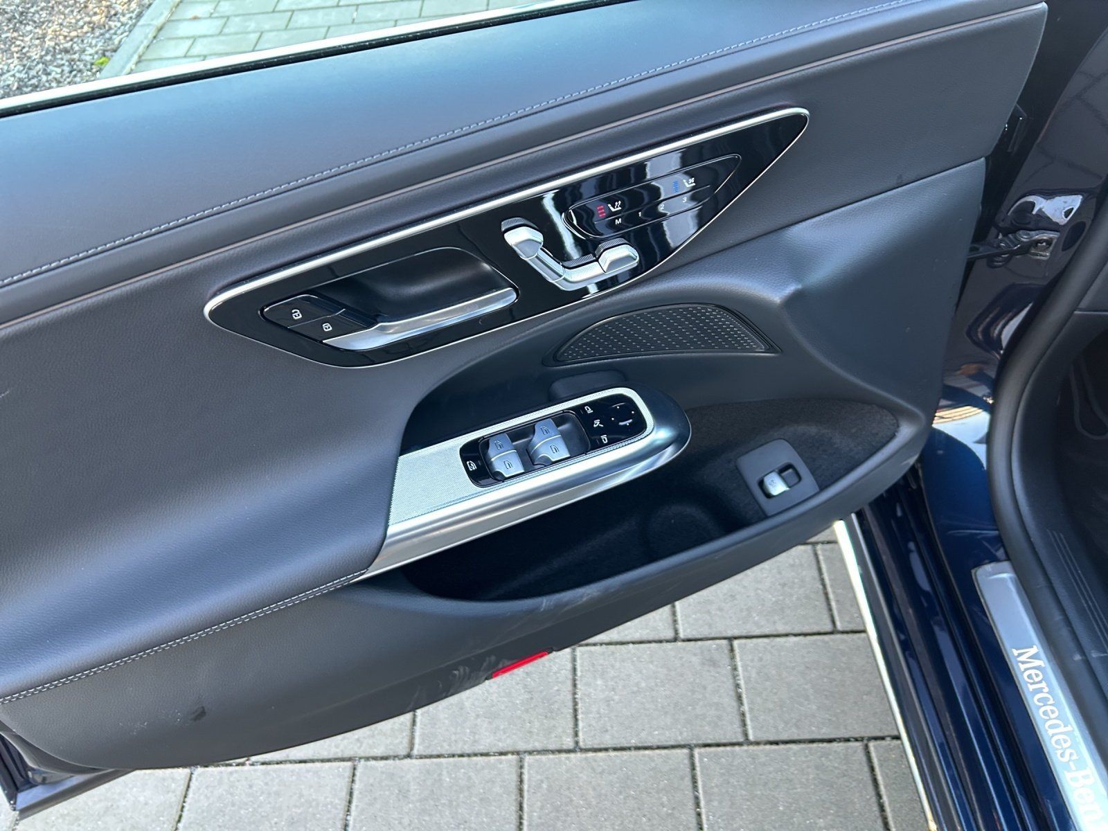 Fahrzeugabbildung Mercedes-Benz E220d T AMG Advan+ DISTRO Sitzklim AHK Pano Memo