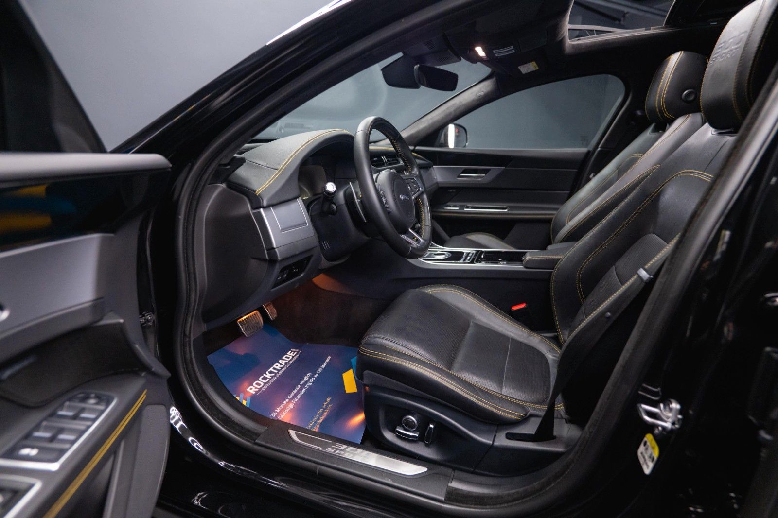 Fahrzeugabbildung Jaguar XF 300 Sport Black Edition | Pano | LED | 20Zoll