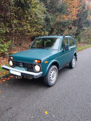 Lada Niva mit Seilwinde