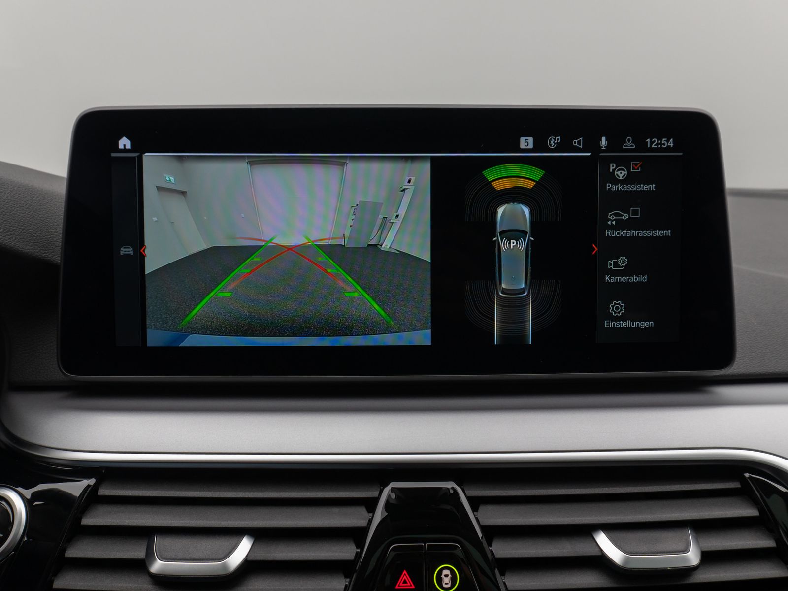 Fahrzeugabbildung BMW 530d Panorama Kamera HUD DAB Alarm AHK Sport