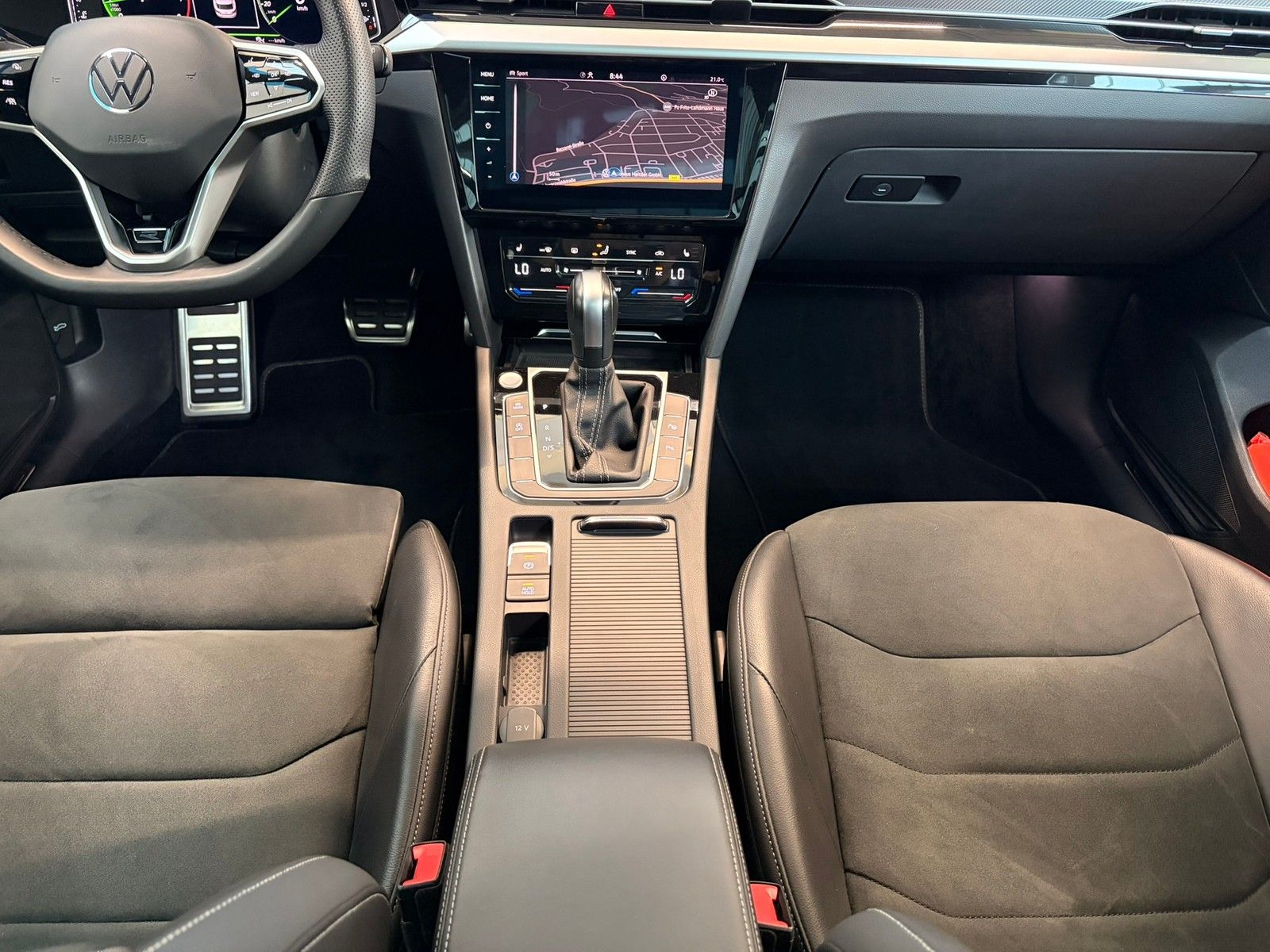 Fahrzeugabbildung Volkswagen Arteon SB R-Line 2.0 TSI DSG 4M +ACC +IQ.Light - mit KI generiert/bearbeitet