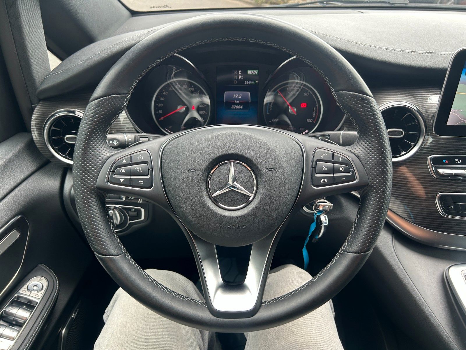 Fahrzeugabbildung Mercedes-Benz EQV 300 AVA PANORAMA LIege-Paket DISTRONIC