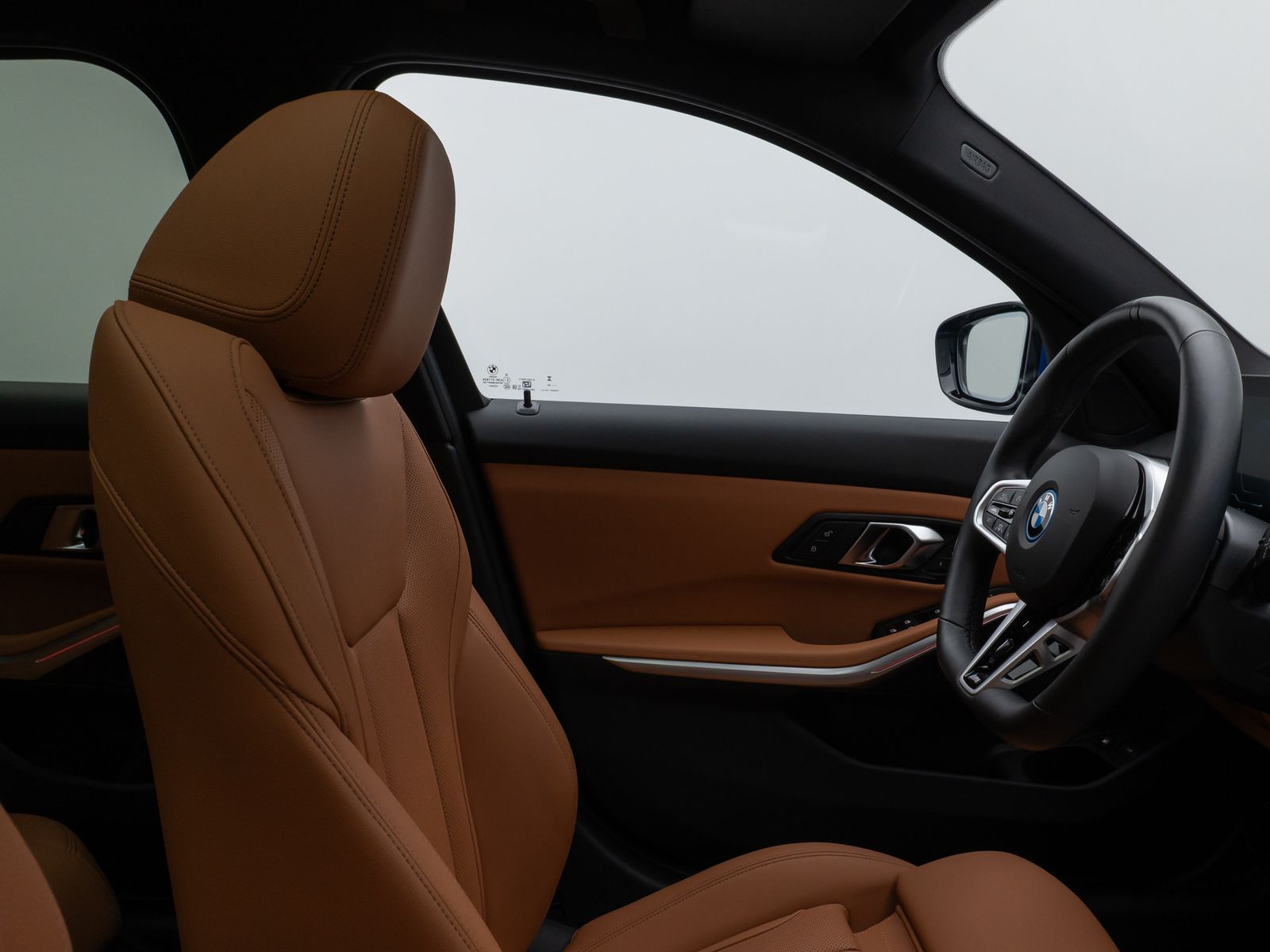 Fahrzeugabbildung BMW 330e M Sport Panorama 360°HUD HiFi AHK Komfort