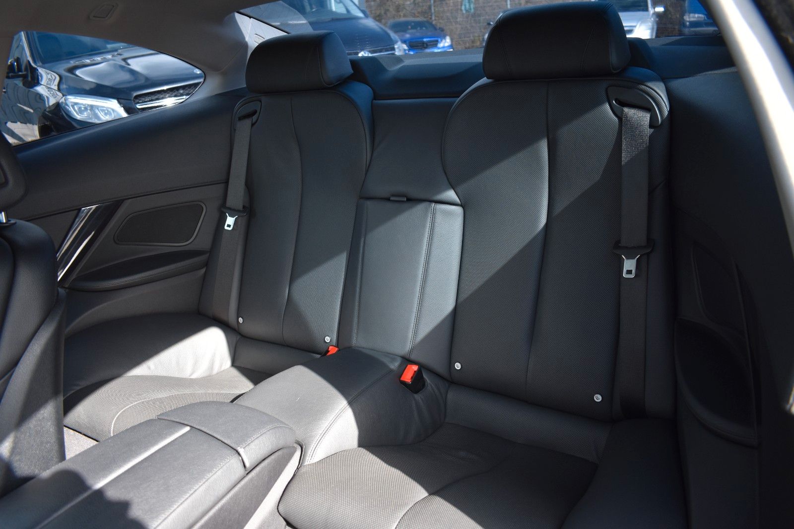 Fahrzeugabbildung BMW 640 i Coupe Schwarz Schwarz