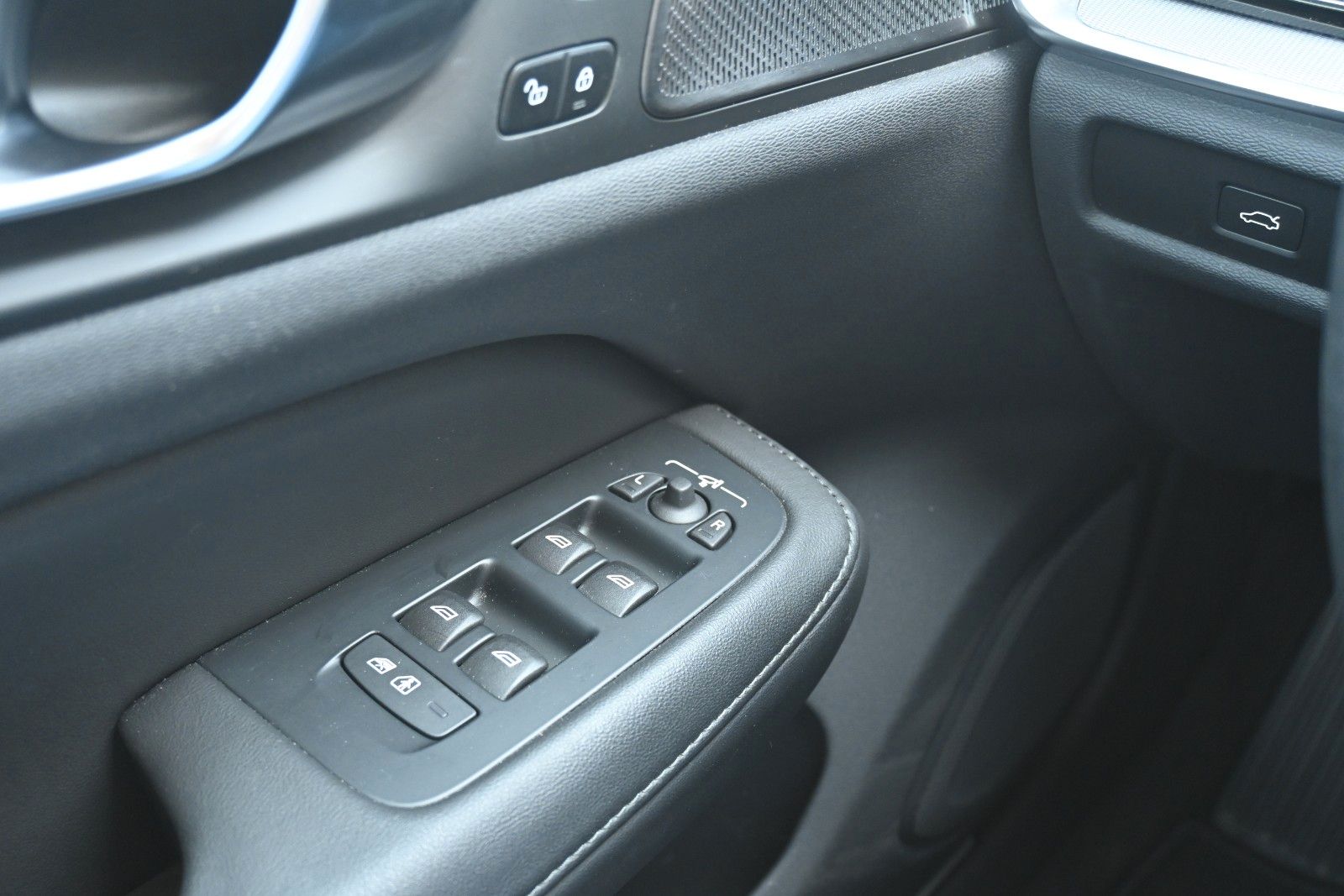 Fahrzeugabbildung Volvo V60 B4 DKG Plus Dark*HuD*PANO*360°*ACC