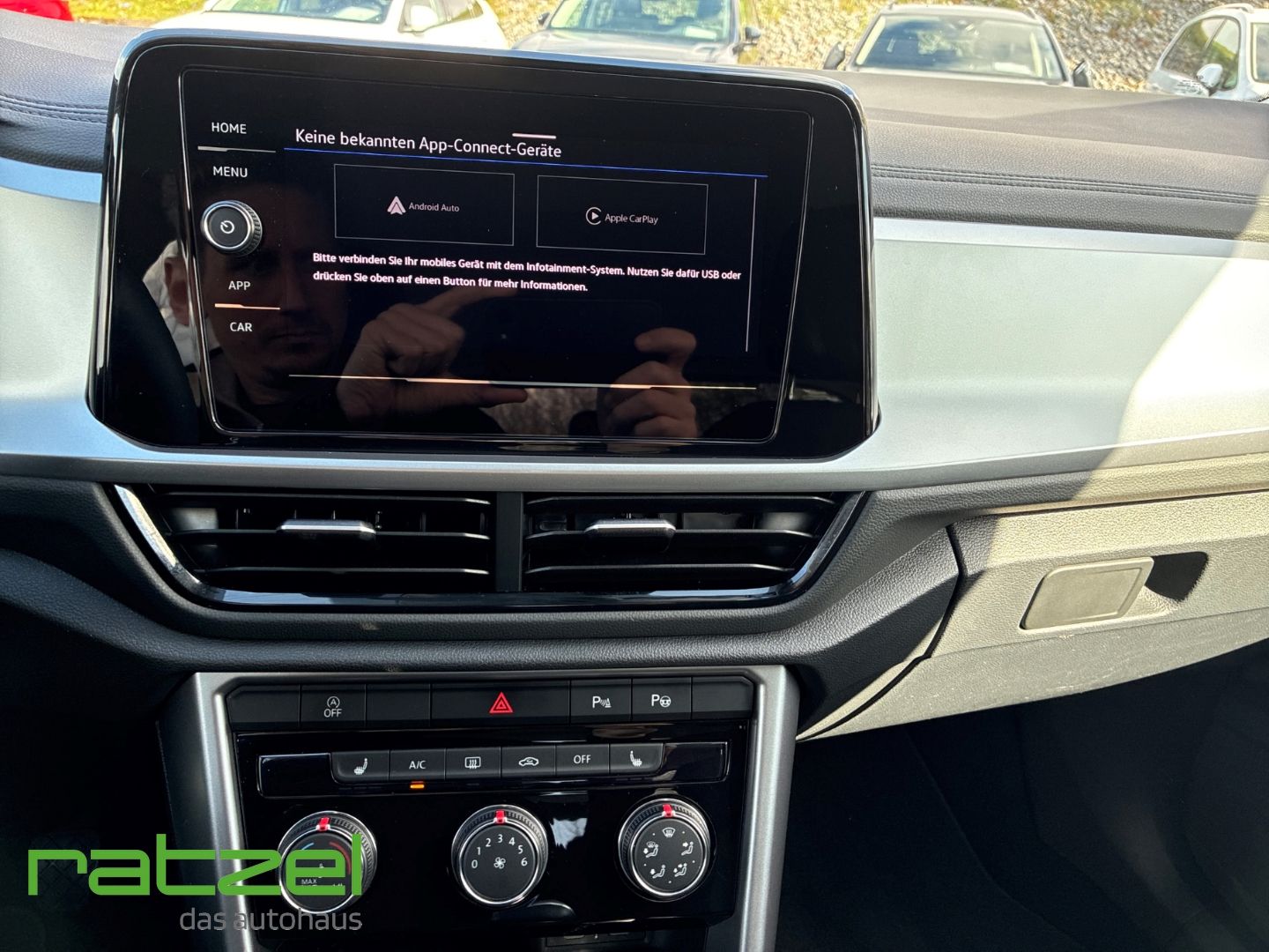 Fahrzeugabbildung Volkswagen T-Roc 1.5 TSI Life Digitales Cockpit LED DAB SHZ