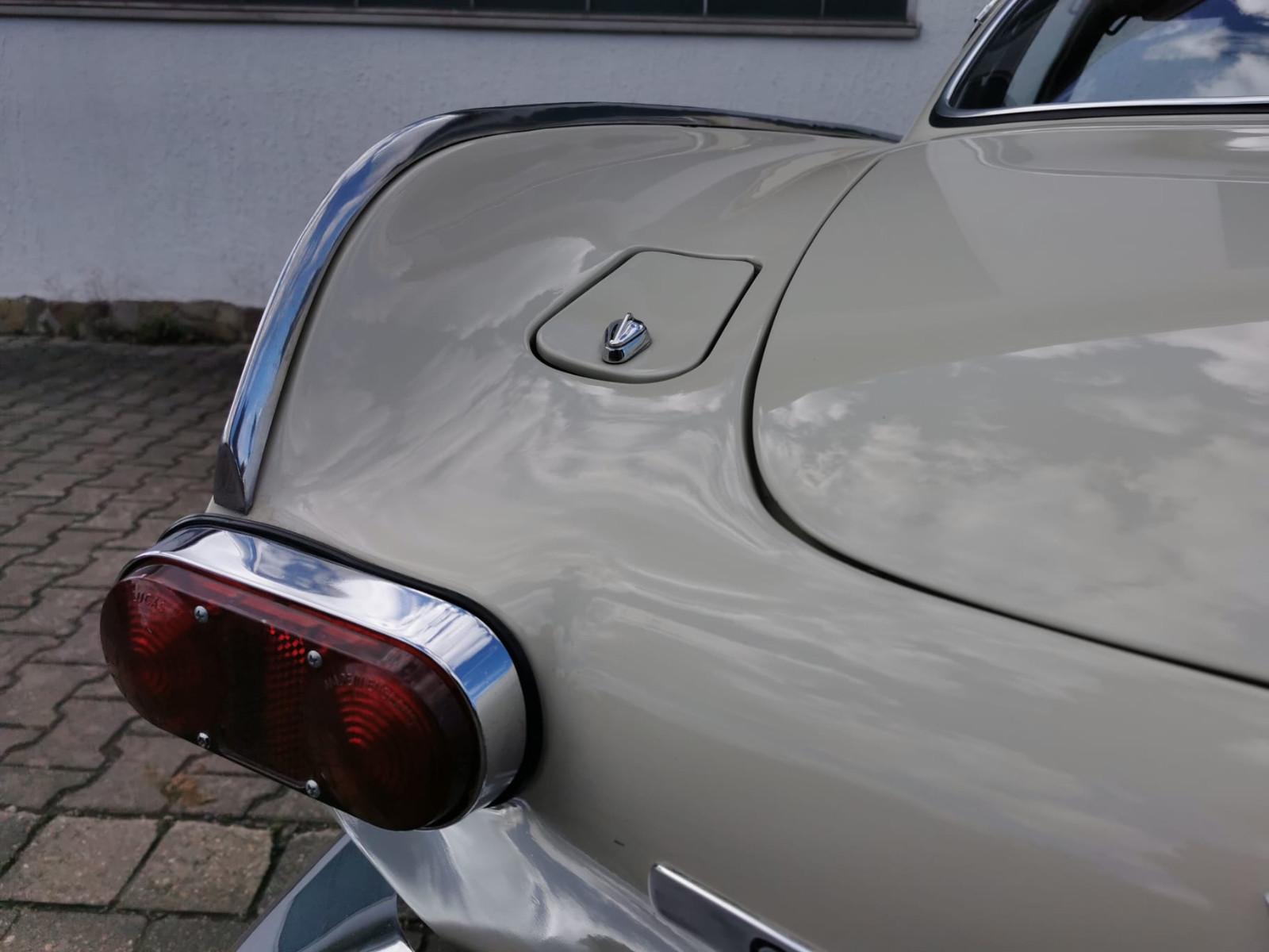 Volvo P1800