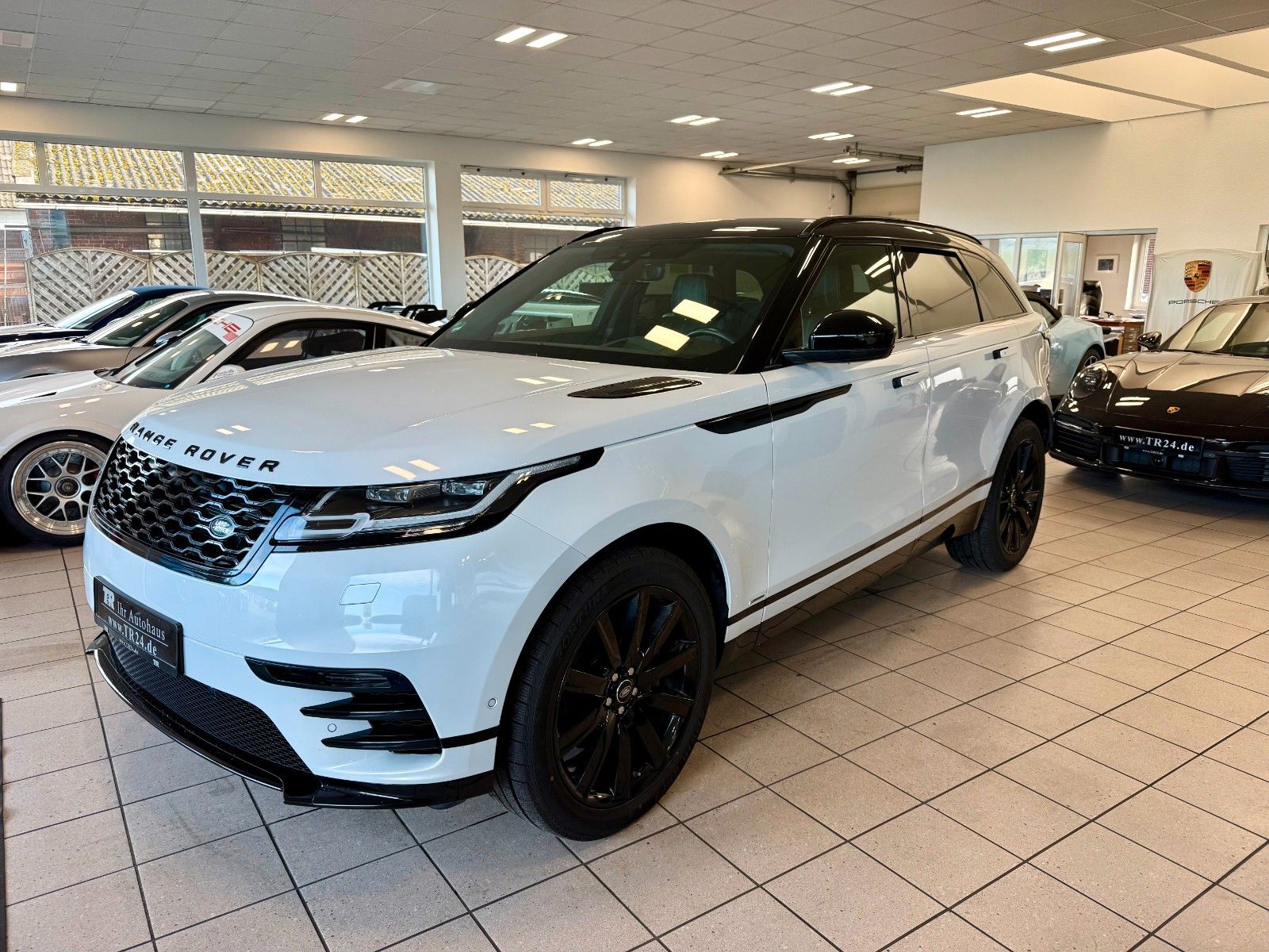 Fahrzeugabbildung Land Rover Range Rover Velar P250 R-Dynamic SE DesignPaket