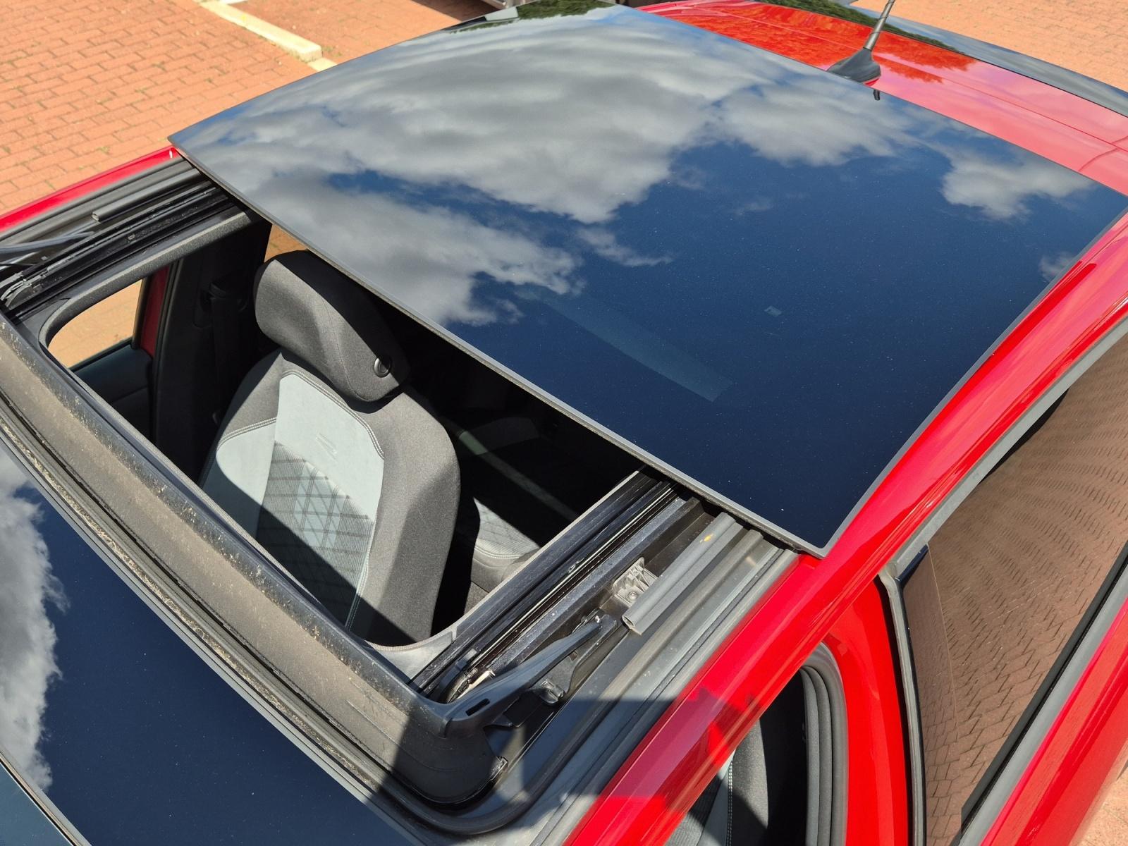 Volkswagen Taigo 1.5 TSI DSG R-Line  Panodach AHK Navi LED 