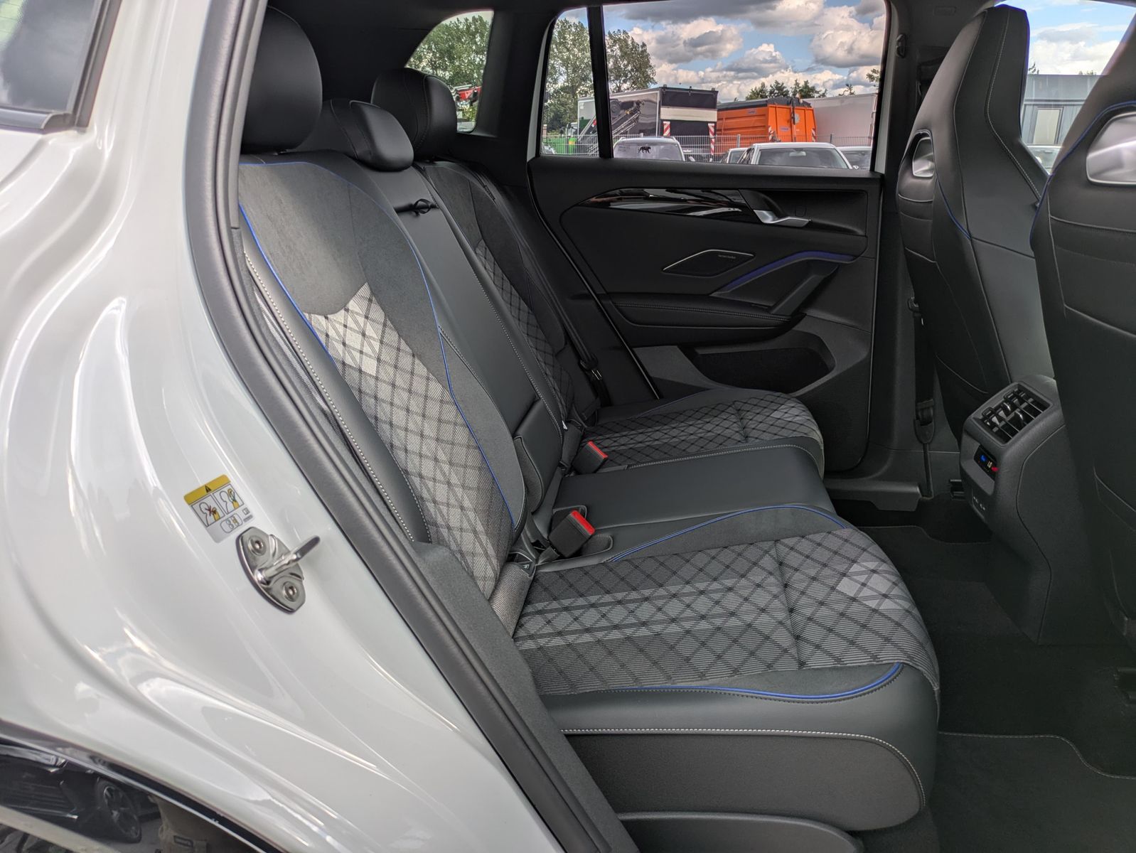 Fahrzeugabbildung Volkswagen Tiguan 2.0 TDI 4M R-Line PANO*H&K*AHK*MATRIX*20"