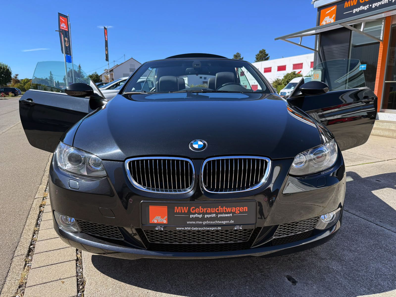 Fahrzeugabbildung BMW 335i E93 Cabrio Automatik PDC SHZ MEMORY NAV BT