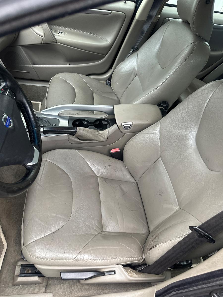 VOLVO XC70 D5 AWD 185 ch BVA 4X4 - ATTELAGE - CUIR - 260900 km
