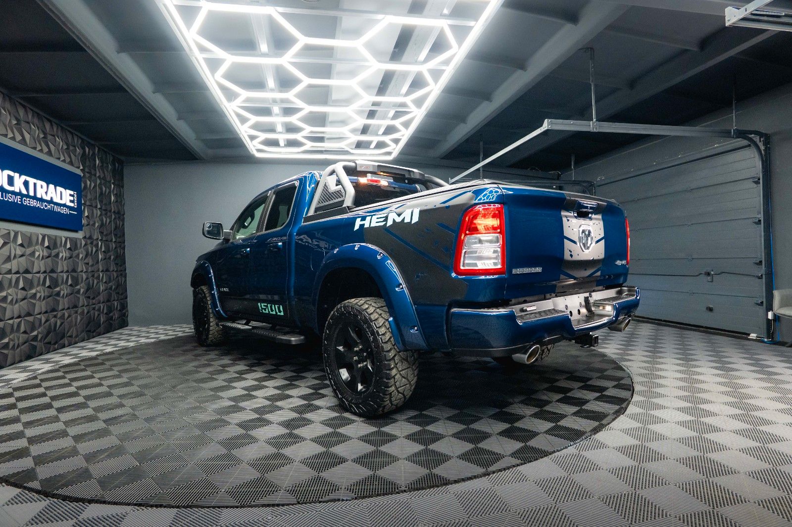 Fahrzeugabbildung Dodge RAM 5.7 V8 HEMI 4x4 OFFROAD NightEdition LONGBED