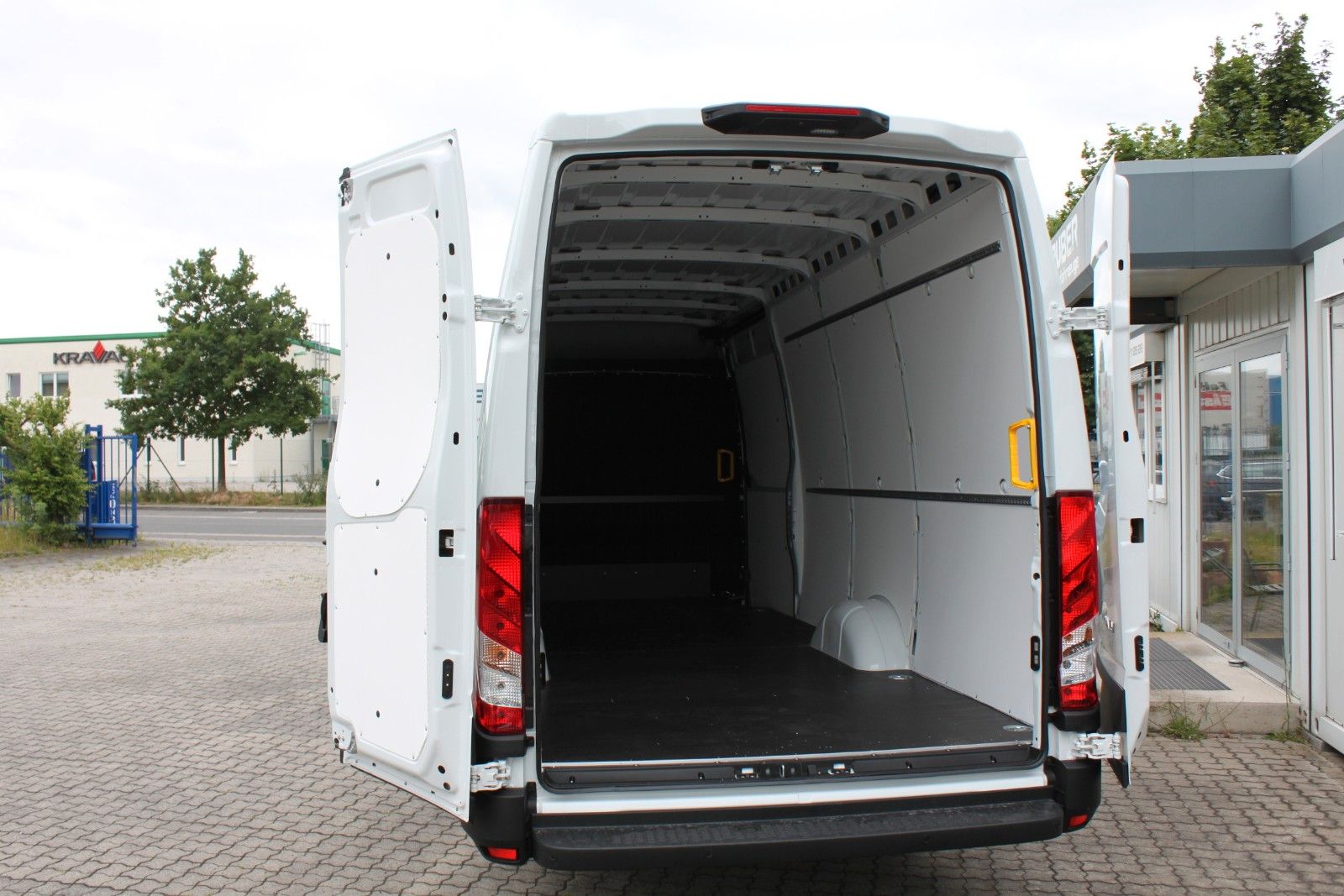 Fahrzeugabbildung Iveco Daily Kasten 3,0 Diesel/Verkleid+Holzboden