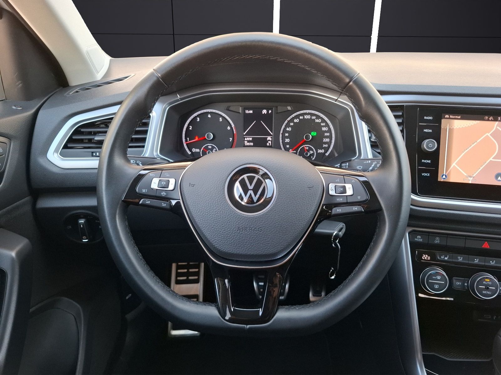 Fahrzeugabbildung Volkswagen T-Roc TSI Active DSG Kamera ACC Navi SH LM