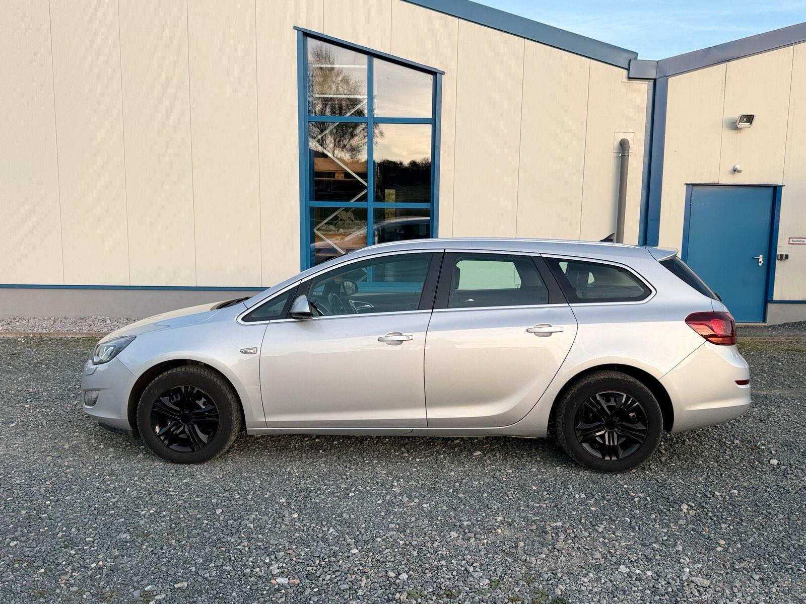 Opel Astra 2011 — photo 8