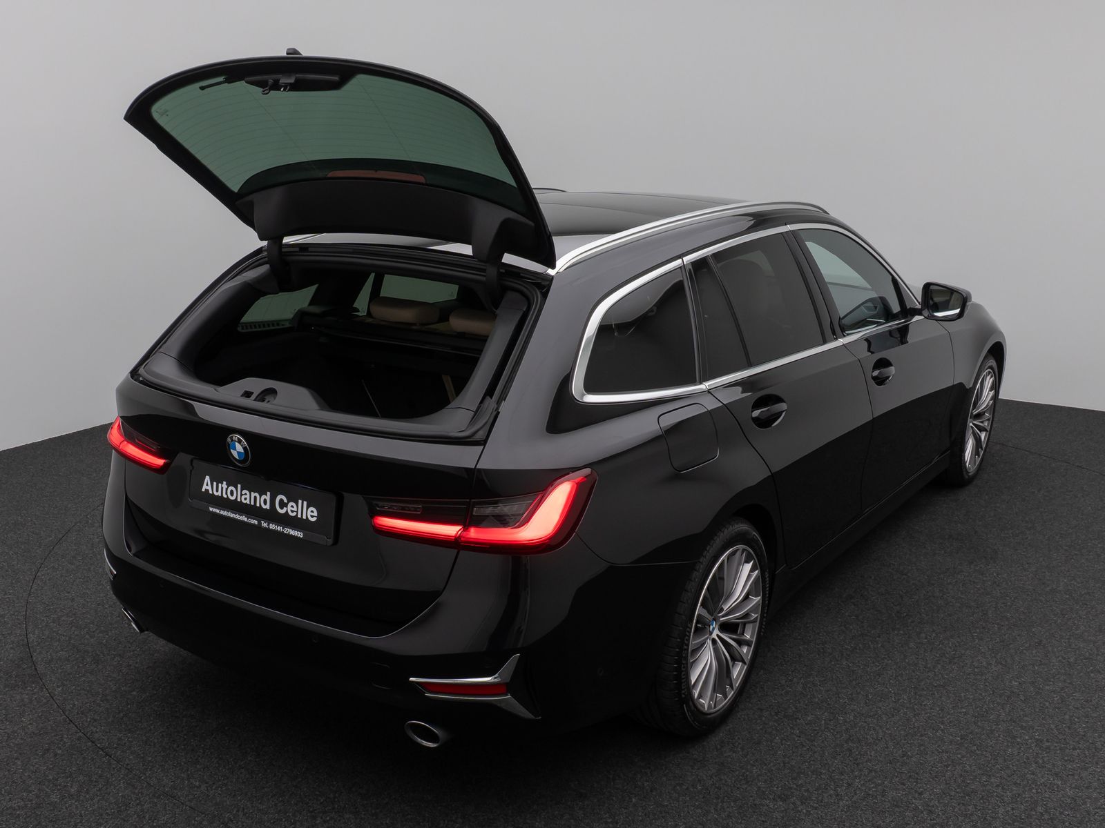 Fahrzeugabbildung BMW 320d xD LuxuryLine Kamera HUD DAB H/K AHK Komfor