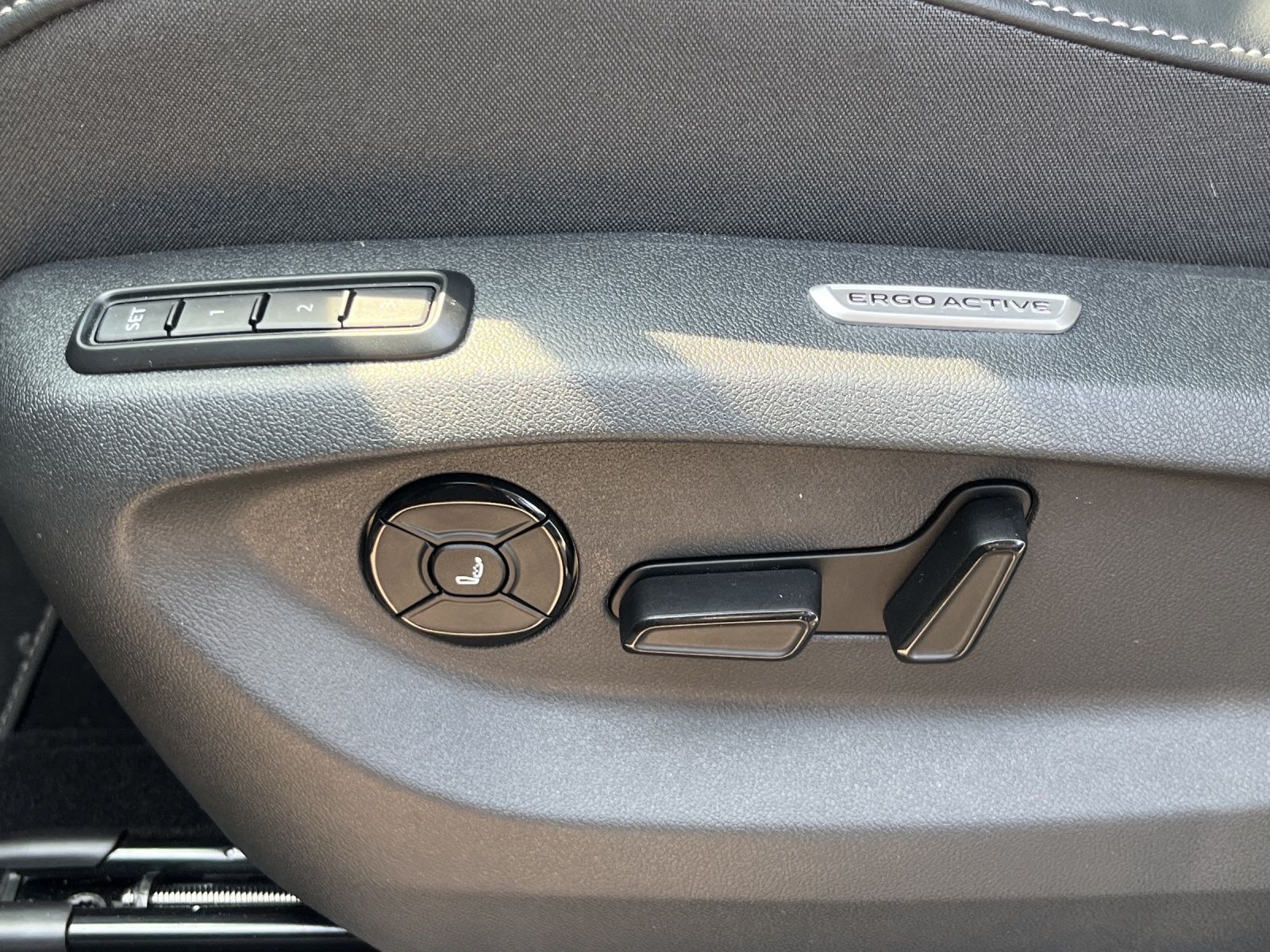 Fahrzeugabbildung Volkswagen Tiguan TDI R-Line 4M DSG MATRIX AHK PANO 20" NAV