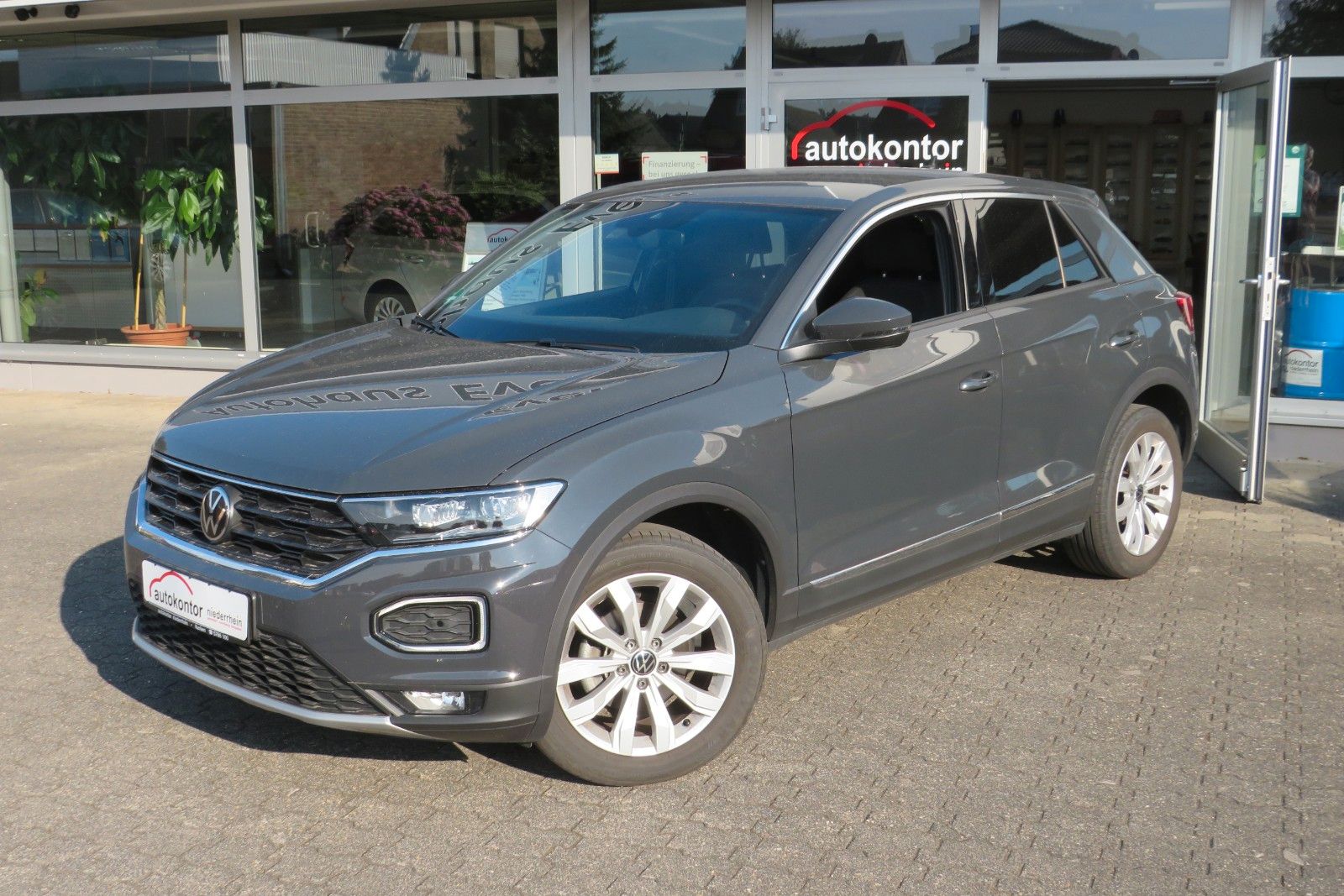 Fahrzeugabbildung Volkswagen T-Roc Sport ACC LED PDC NAVI DAB 1.HAND