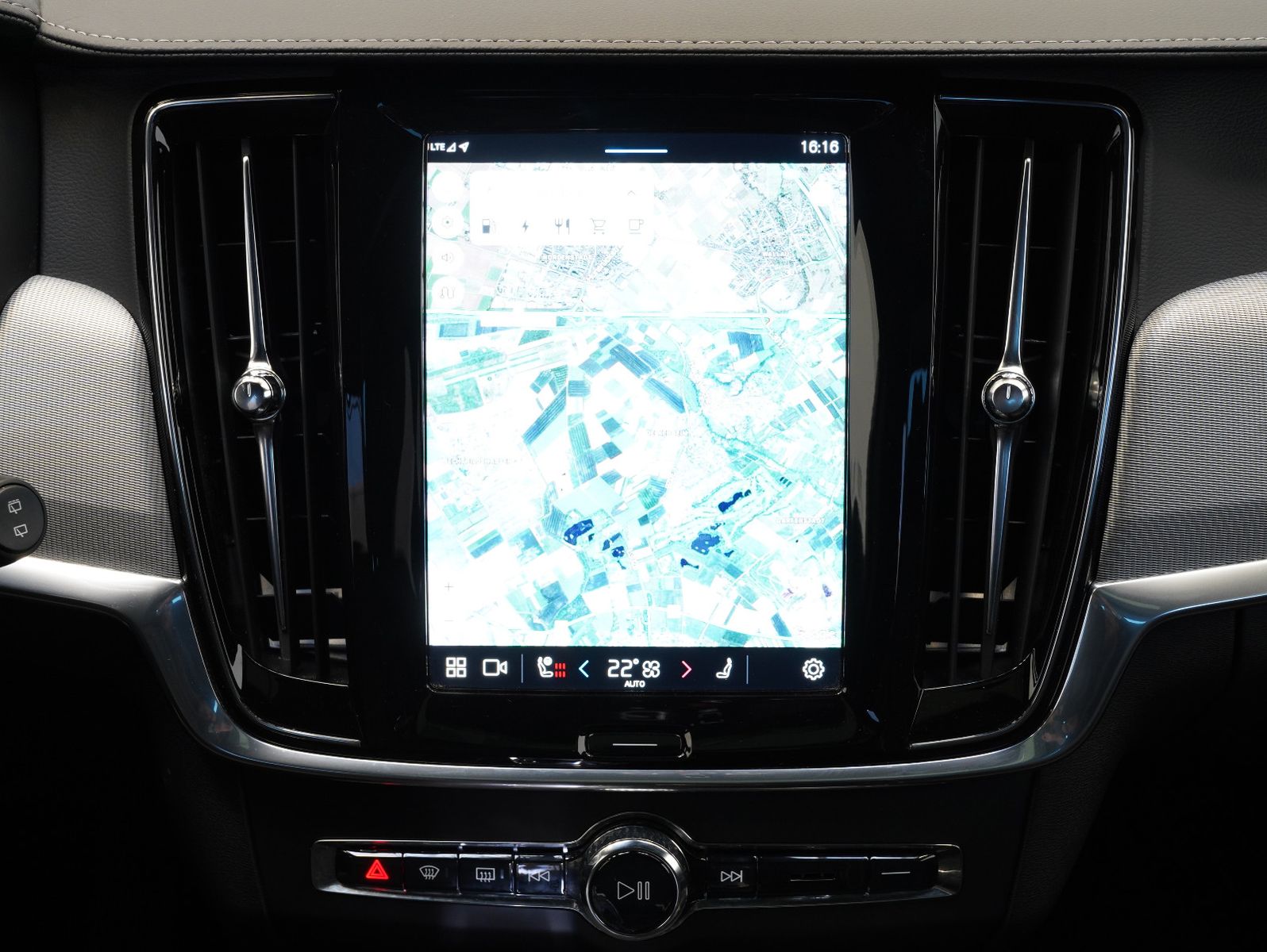 Fahrzeugabbildung Volvo V90 T6 AWD Recharge Plug-In Plus Dark