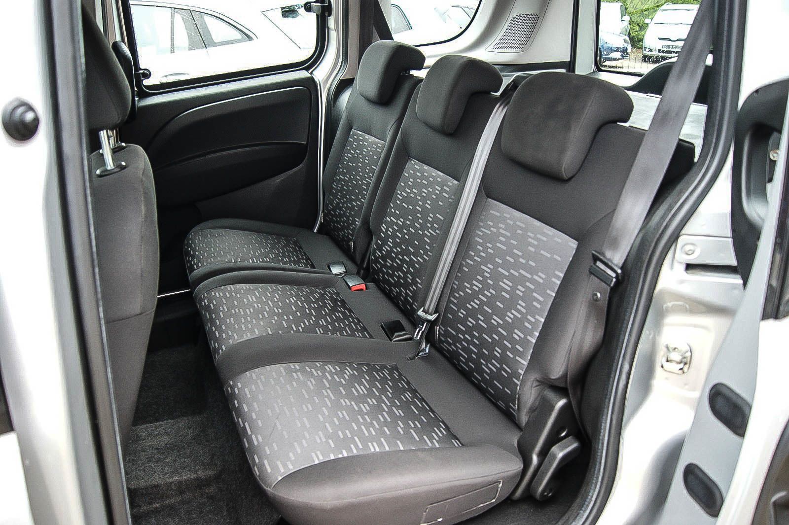 Fahrzeugabbildung Opel Combo D Selection L1H1 5-SITZE SCHIEBETÜREN 1.HD