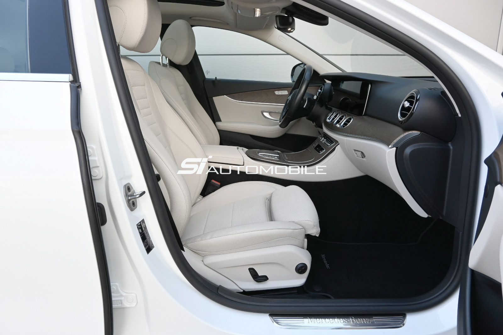 Fahrzeugabbildung Mercedes-Benz E 220 d 4MATIC Exclusive °AHK°PANO°STANDHEIZUNG°